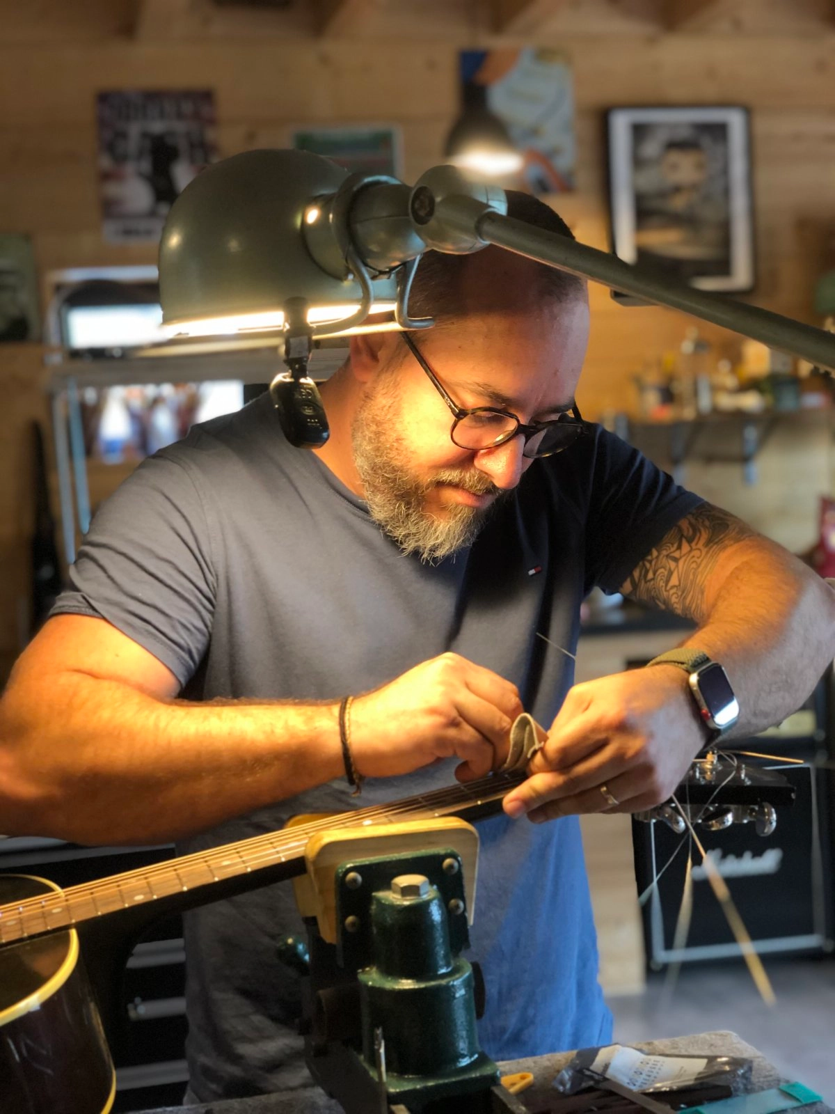 réparation d'une guitare par Fabien Revillet de vernitone Guitars